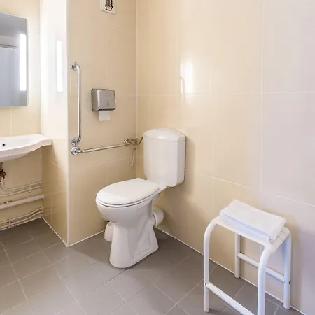 Отель B&B Hotel Avranches Baie Du Mont St-Michel 2*